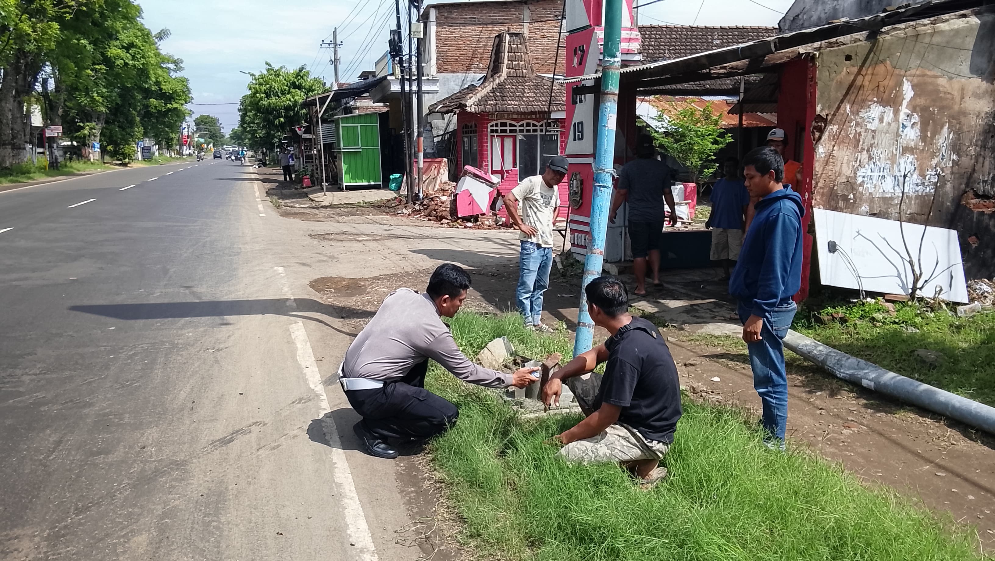 TKP kecelakaan maut truk versus Honda Vario di Grogol Kediri.