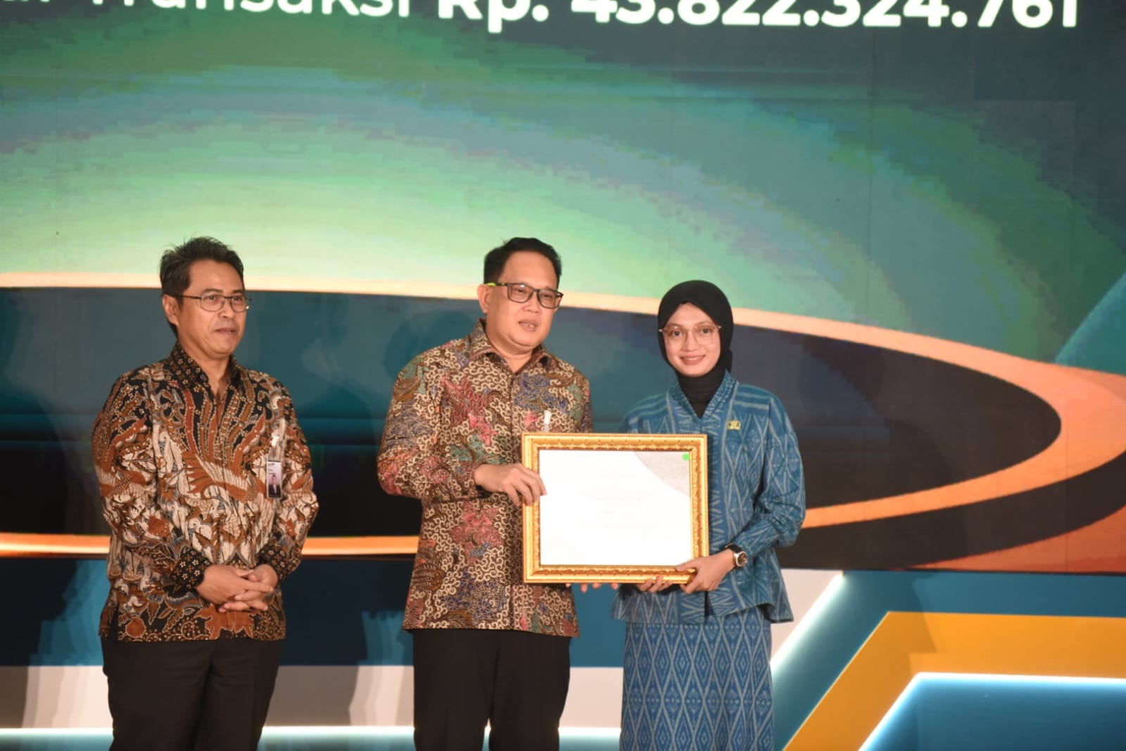 PENGADAAN TRANSPARAN: Wali Kota Kediri Vinanda Prameswati menerima piagam penghargaan dari Sekda Provinsi Jatim Adhy Karyono di ruang Hayam Wuruk, Setda Provinsi Jatim.