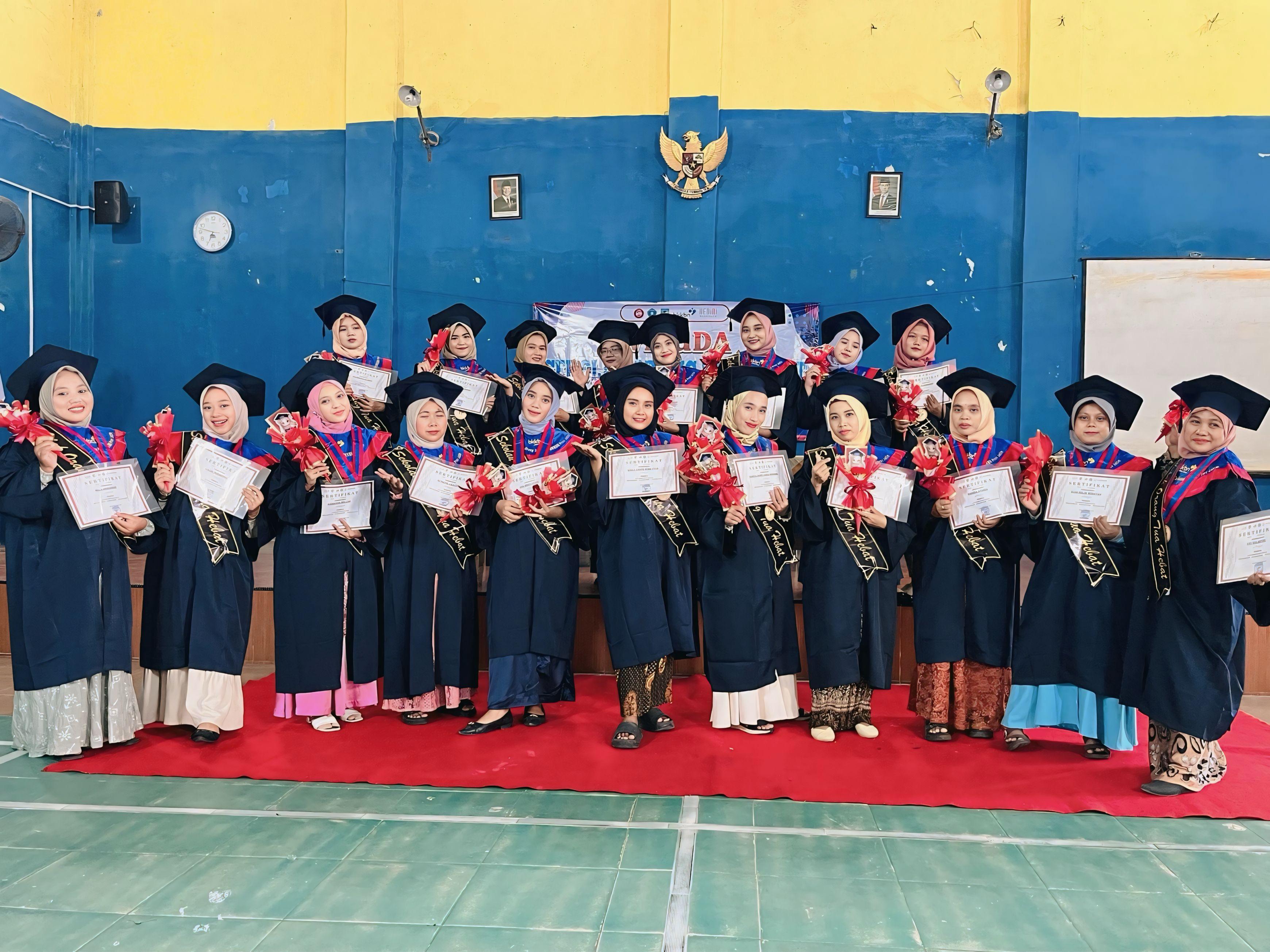 Para orang tua dan ibu hamil jalani wisuda setelah selesai program SOTH (Dok. Pemdes Sumberejo)