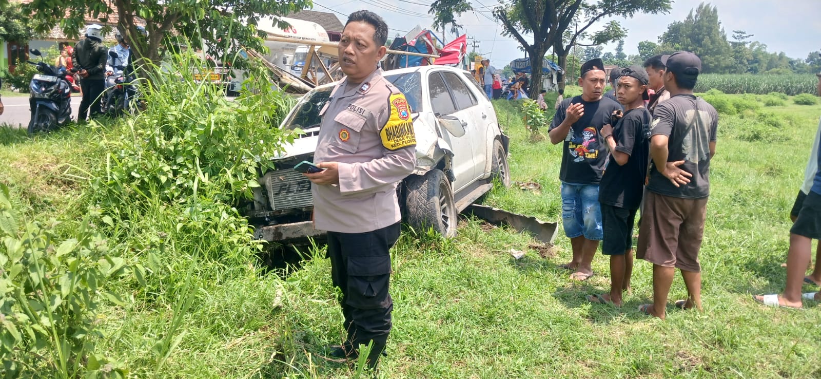 Polisi mendatangi TKP kecelakaan Toyota Fortuner.