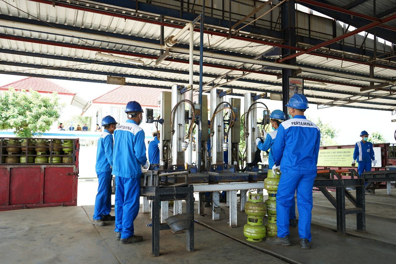 Petugas Pertamina saat memasang LPG 3 kilogram.
