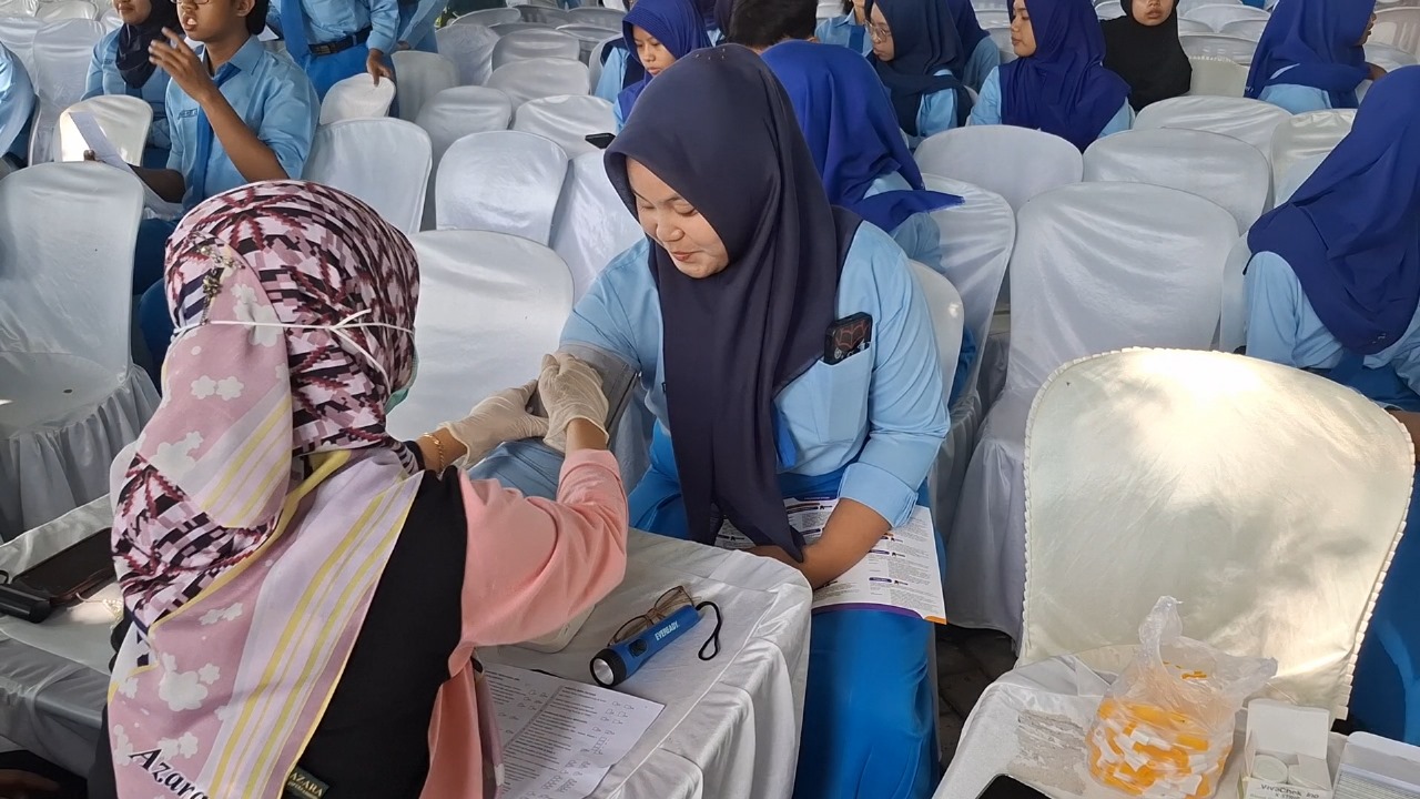 Suasana cek kesehatan gratis di SMAN 1 Kota Kediri.