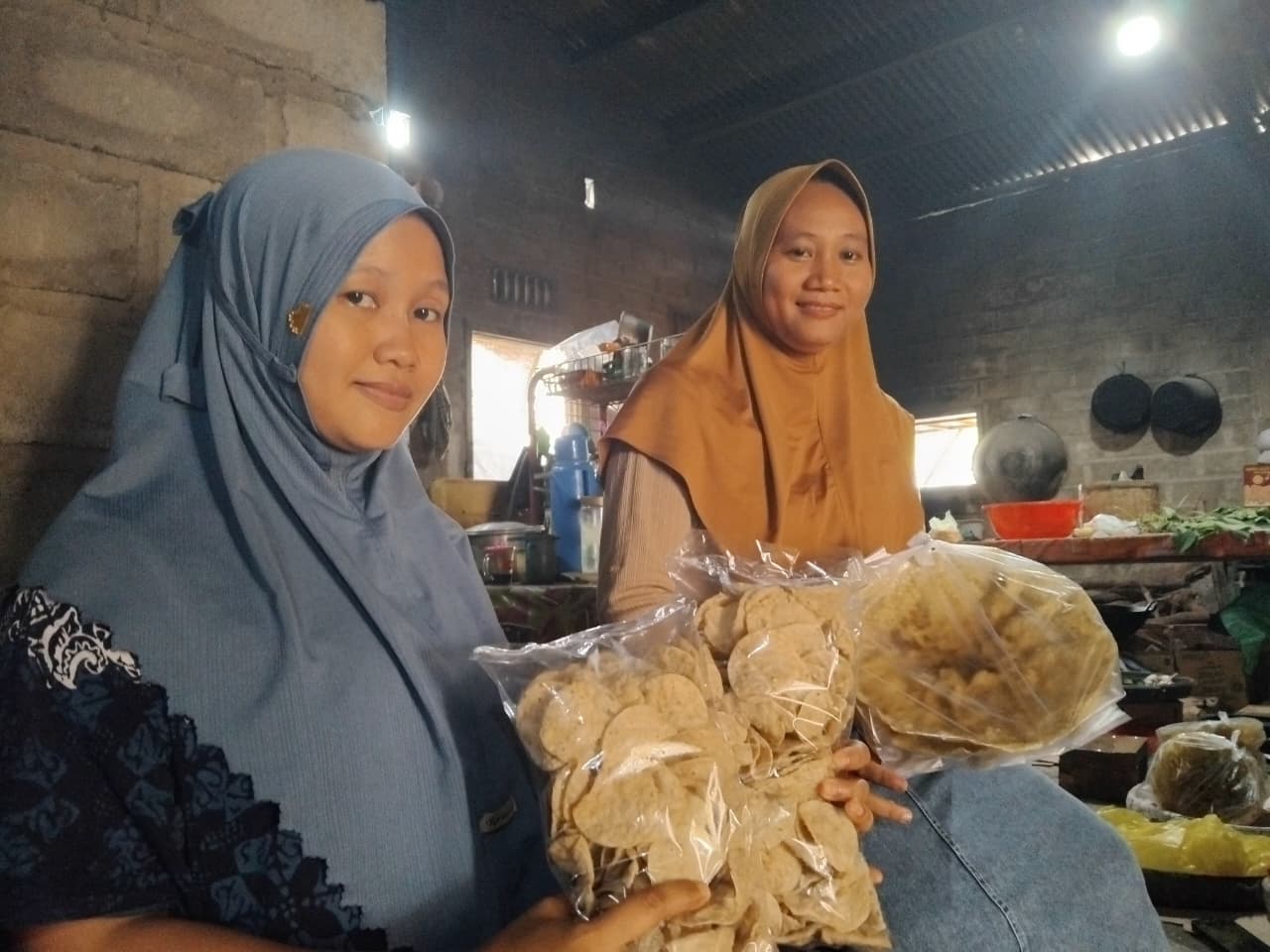 Warga menunjukkan produk krupuk emplek lamuk (Diana Yunita Sari)