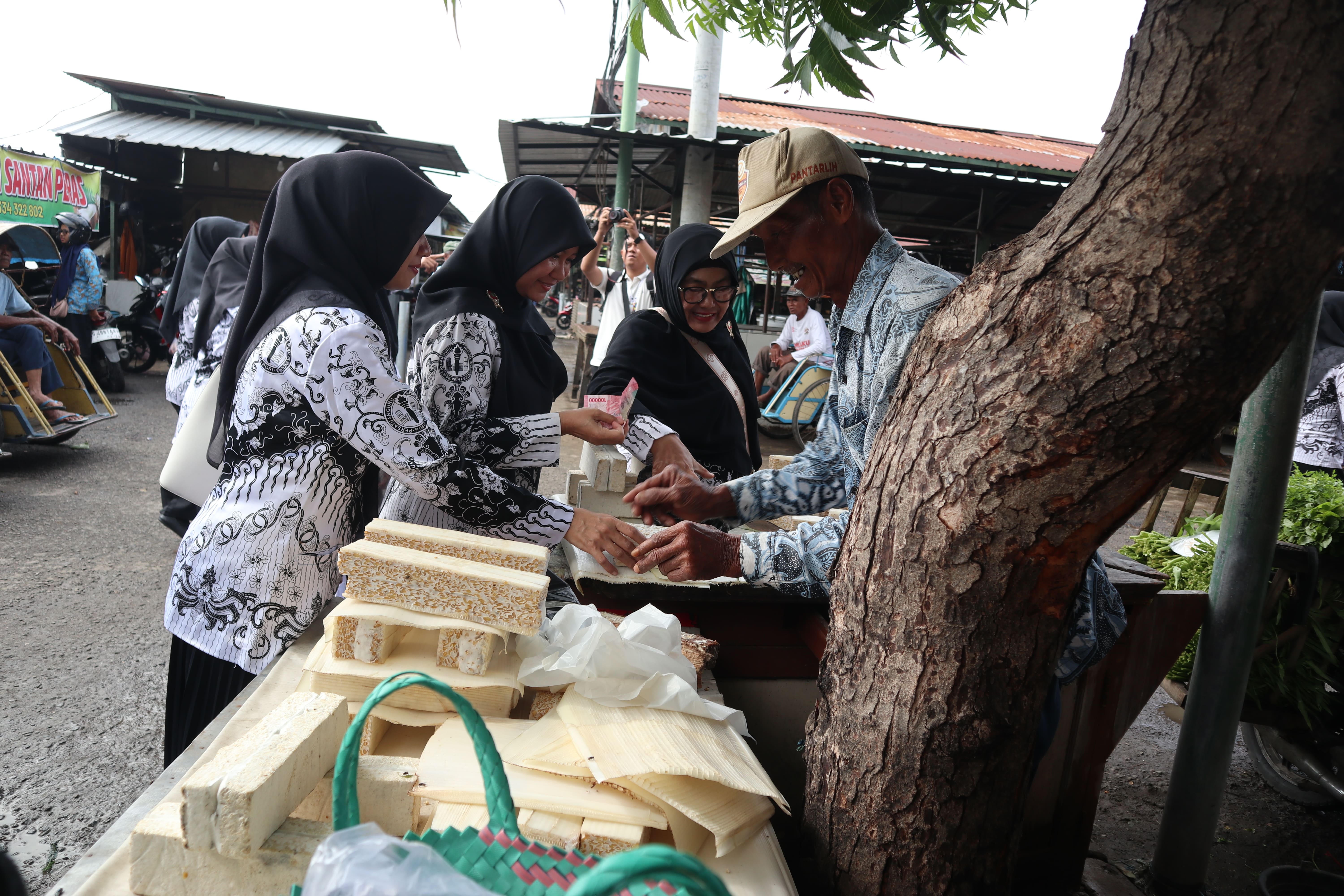 Guru-guru yang tergabung dalam PGRI Kota Kediri ramai-ramai belanja di Pasar Setonobetek (21/11) dalam rangka Hari Guru Nasional.