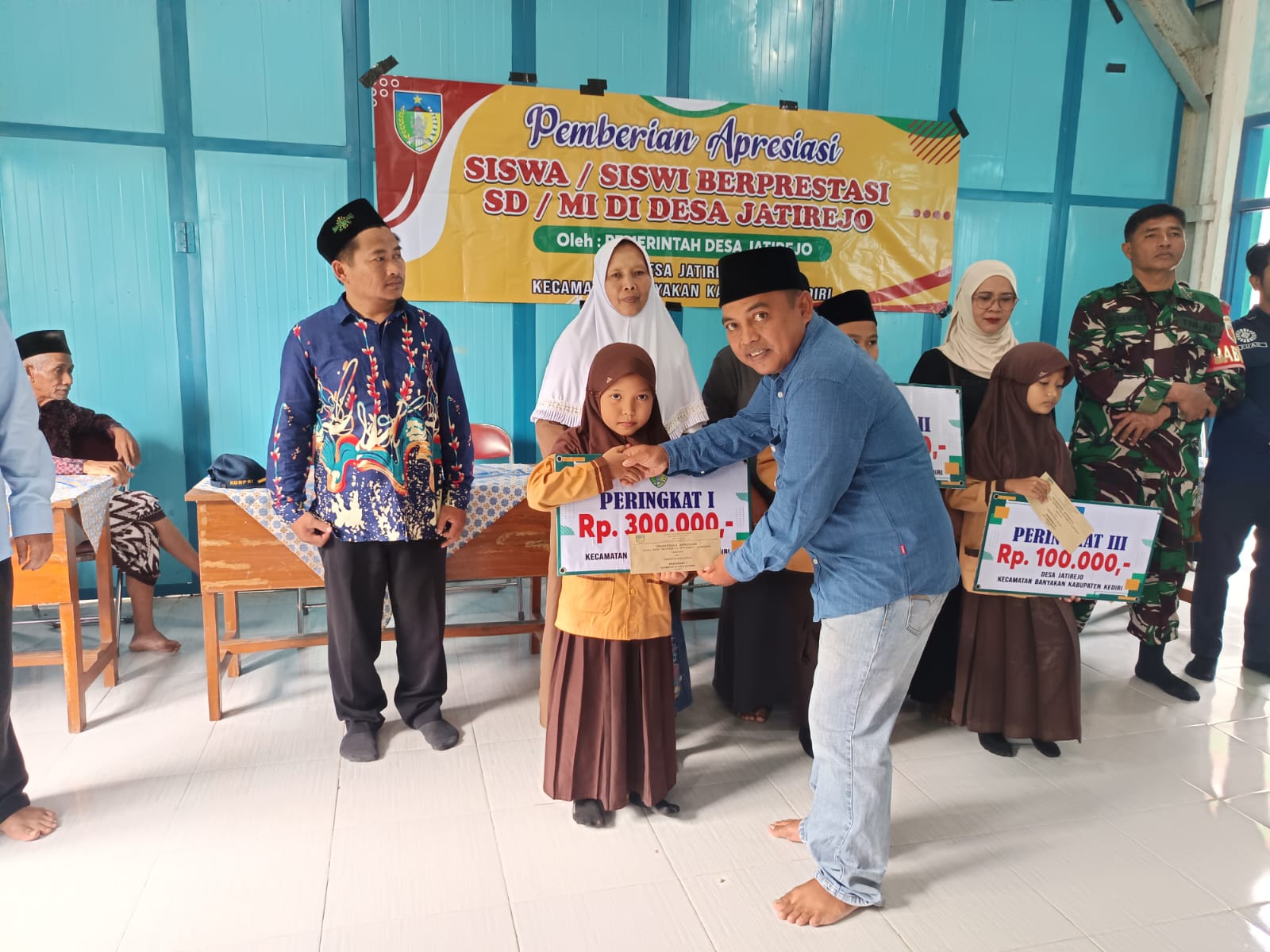 Kepala Desa berikan apresiasi siswa berprestasi (Diana Yunita Sari)