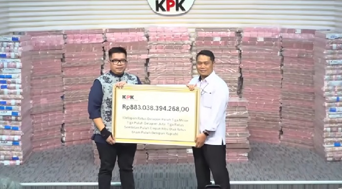 Deputi Penindakan, Asep Guntur Rahayu menyerahakan uang hasil sitaan korupsi di TASPEN kepada Dirut PT TASPEN pada 20 November 2025