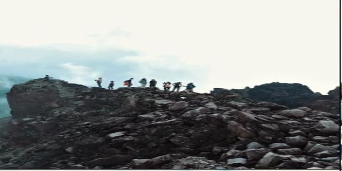 Menjejak tebing cadas Ranaka &mdash; setapak penuh adrenalin menuju puncak yang menyimpan cerita letusan, awan, dan keberanian.