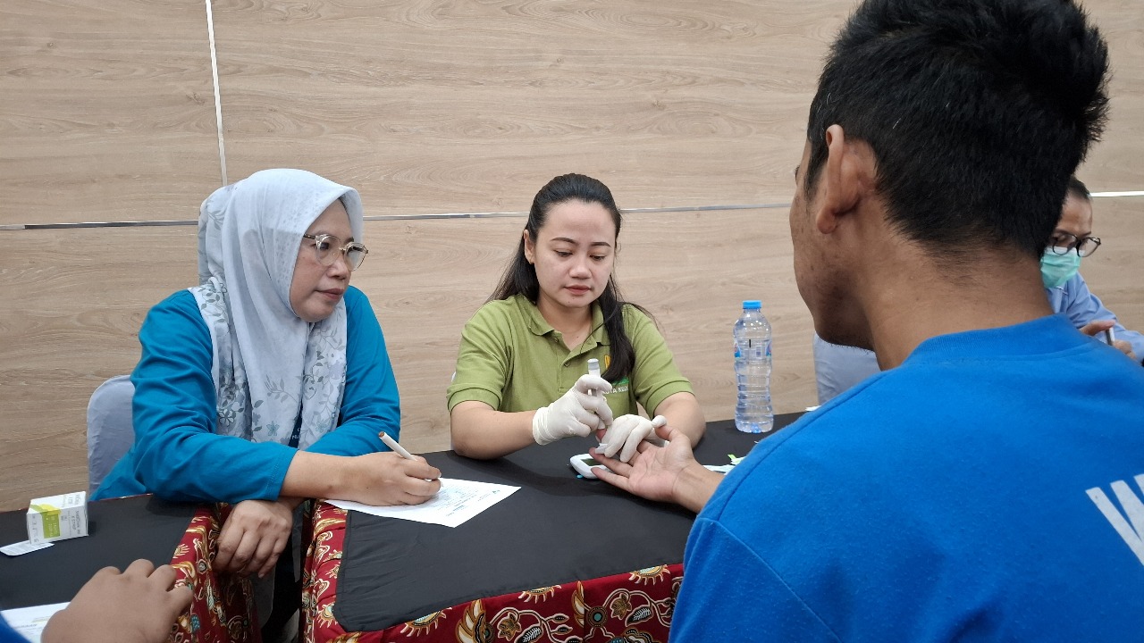 WASPADA PENYAKIT MENULAR: Petugas dari dinkes melakukan cek kesehatan pada warga binaan.