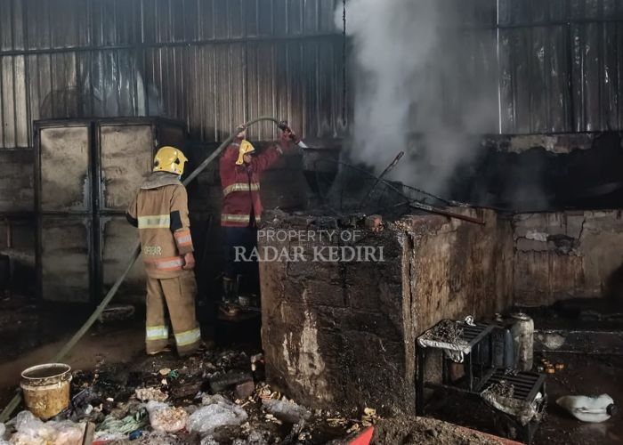 Pabrik penggorengan kerupuk di Kras Kediri dilalap si jago merah.