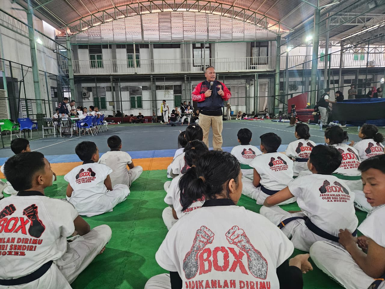 SIAP TANDING: Atlet tarung derajat Kota Kediri terima arahan dari pelatih.