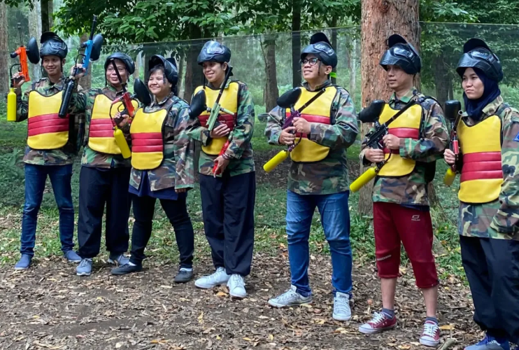 Peserta bermain paintball di arena hutan pinus Coban Rondo Batu Malang