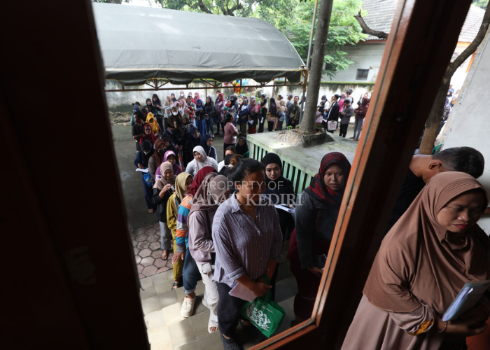 ANTUSIAS: Ribuan warga antre  mencairkan BLTS di Kantor Pos Kediri beberapa waktu lalu.