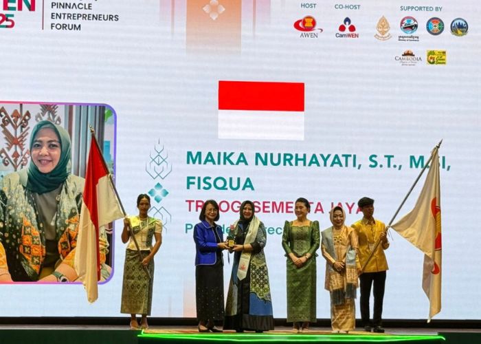 MEMBANGGAKAN: Maika Nurhayati saat menerima penghargaan AWEN