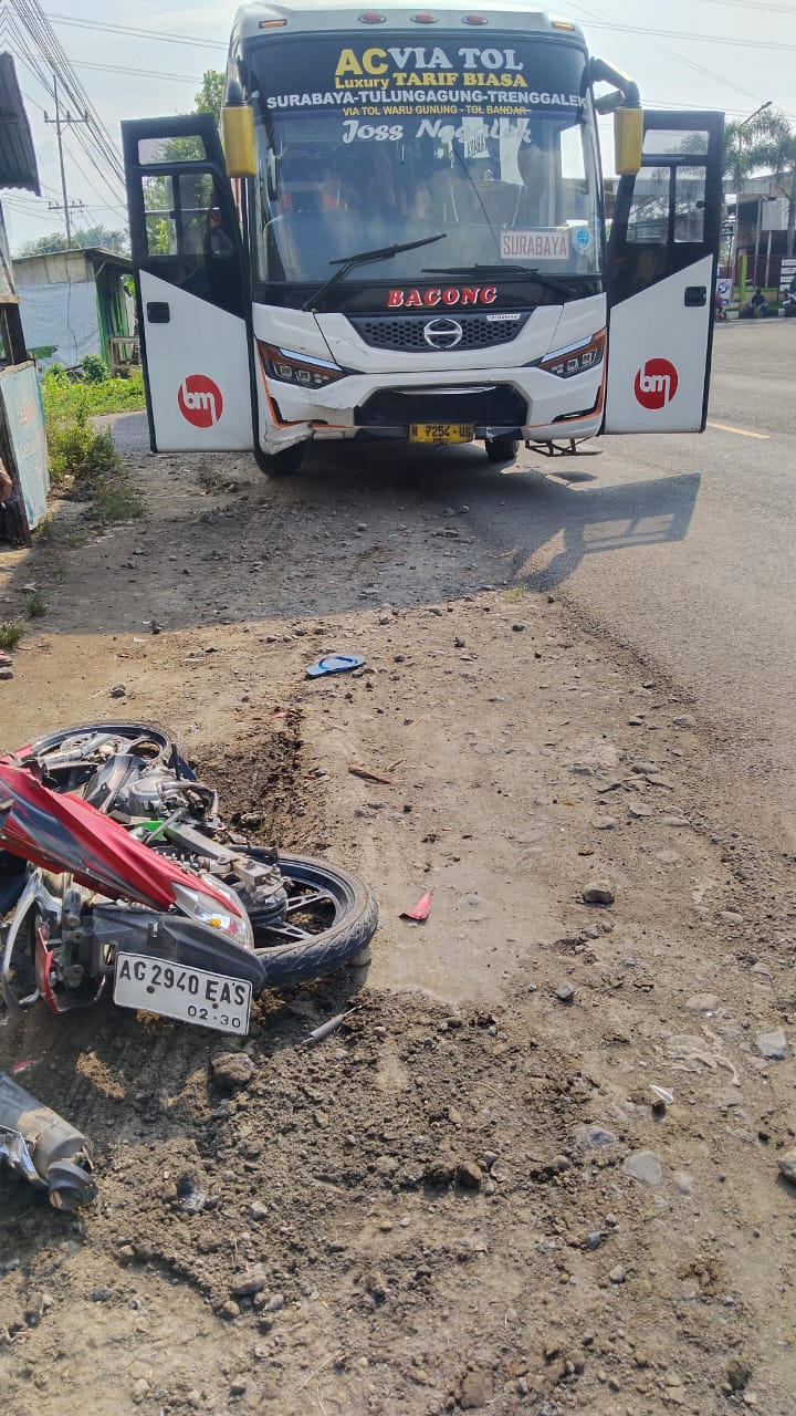 Bus Bagong terlibat kecelakaan di Purwoasri Kediri.