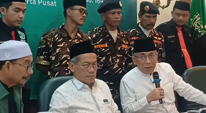Gus Yahya dan beberpa penguru PBNU memberikan keterangan usai silaturahim para kiai pada 23 November 2025 di Jakarta