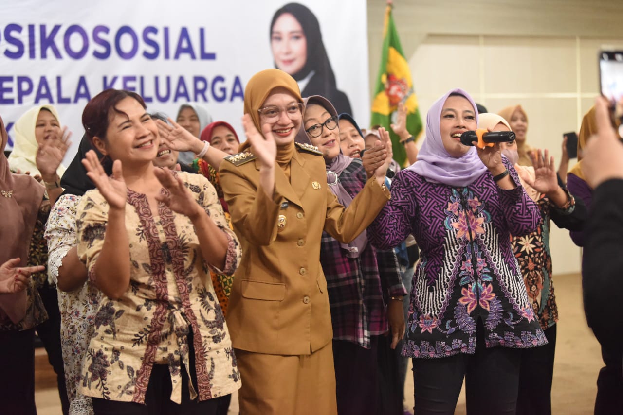 PEREMPUAN TANGGUH: Wali Kota Kediri Vinanda Prameswati (seragam cokelat) bersama para perempuan kepala keluarga yang mengikuti penguatan psikososial di ruang Joyoboyo Pemkot Kediri kemarin.