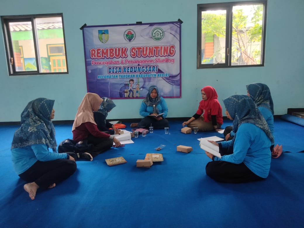 CEGAH STUNTING: Aktivitas warga di rumah desa sehat.