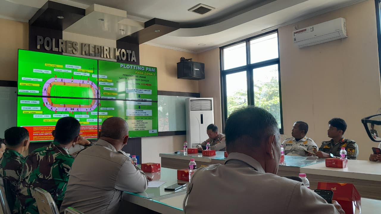 Rakor pengamanan laga Persik vs Semen Padang di Polres Kediri Kota.