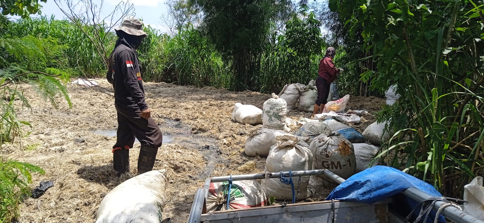 HARUS DIBERSIHKAN: Limbah bulu ayam di bantaran Sungai Brantas di bawah Jembatan Semampir, Kota Kediri mulai dibersihkan.