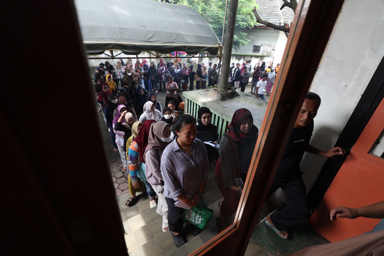 Ribuan warga antre menunggu giliran untuk bisa mencairkan BLTS di Kantor Pos Kediri. Antrean serupa juga terlihat di Kantor Pos Cabang Pare.