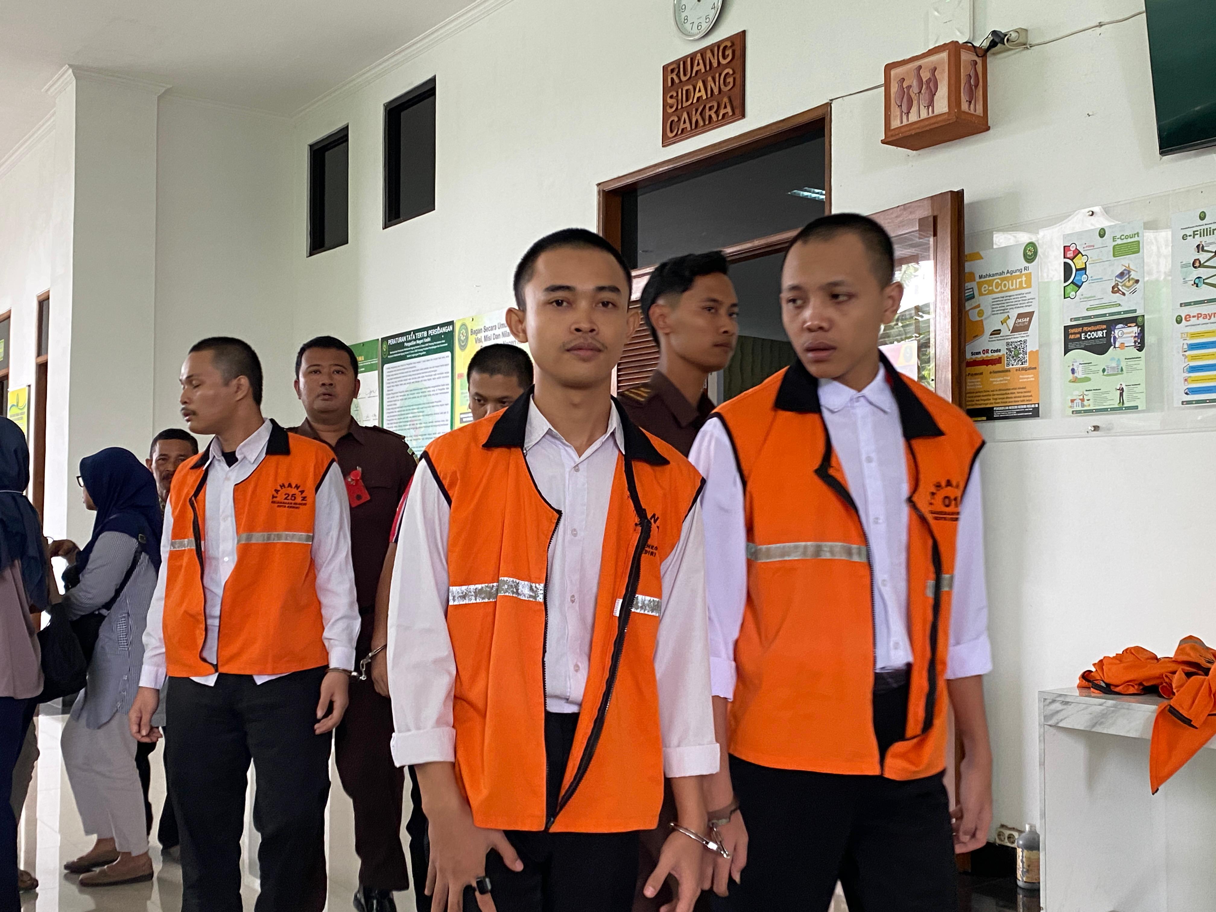 PESAKITAN: Jaksa menggelandang terdakwa kasus kerusuhan di kantor DPRD Kota Kediri usai mengikuti persidangan.