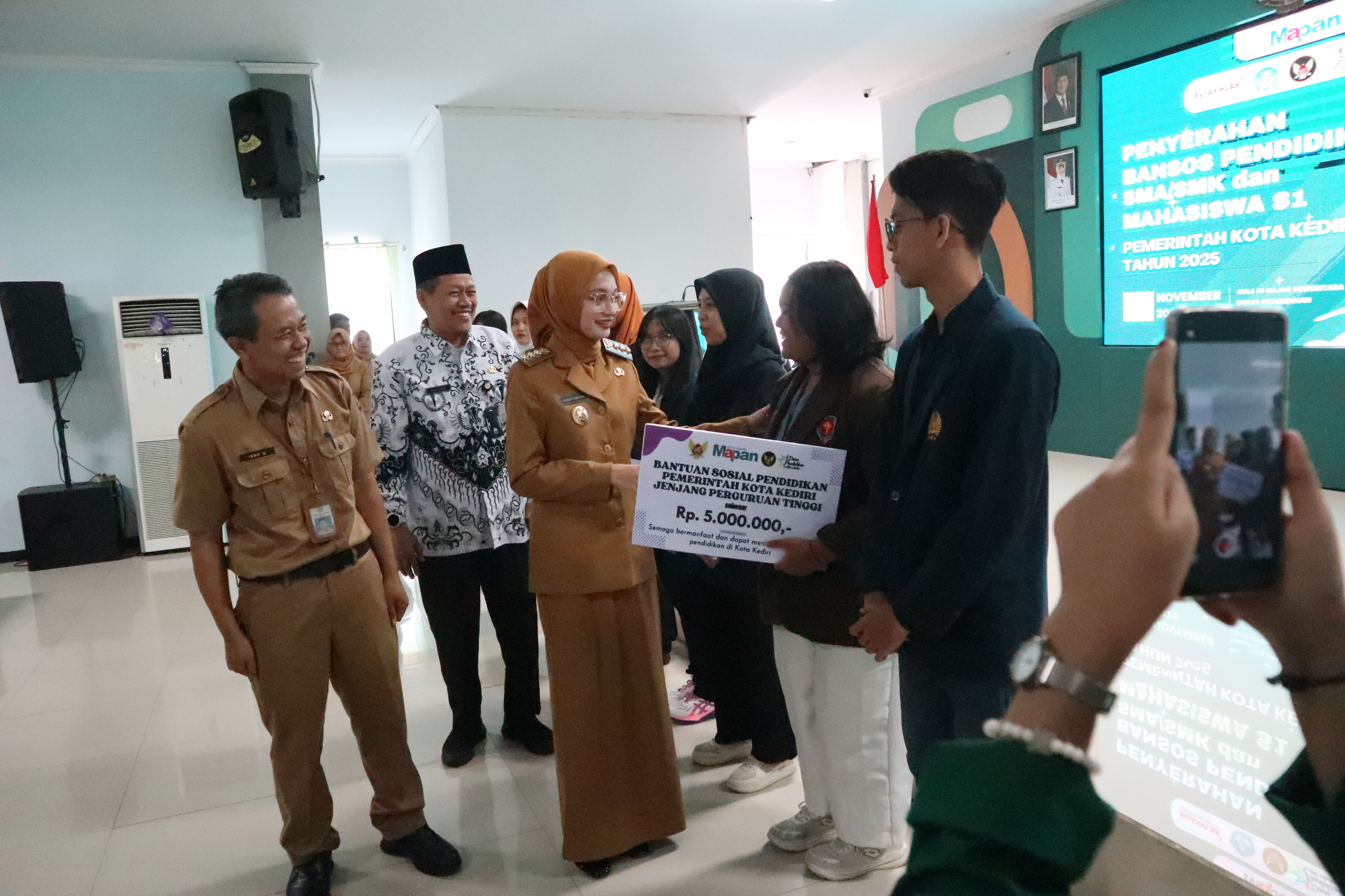 TAK BOLEH PUTUS SEKOLAH: Wali Kota Kediri Vinanda Prameswati menyerahkan beasiswa secara simbolis. Total ada 458 pelajar dan mahasiswa yang menerima bansos senilai jutaan rupiah, Selasa (25/11).