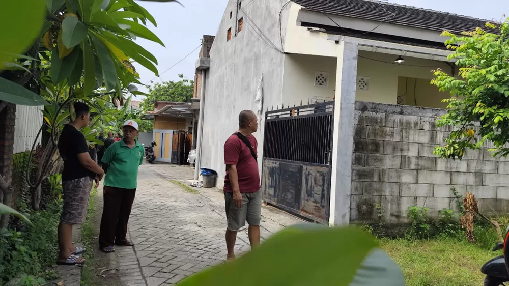 Warga melihat-lihat rumah yang menjadi TKP pembunuhan di Kelurahan Payaman, Nganjuk.