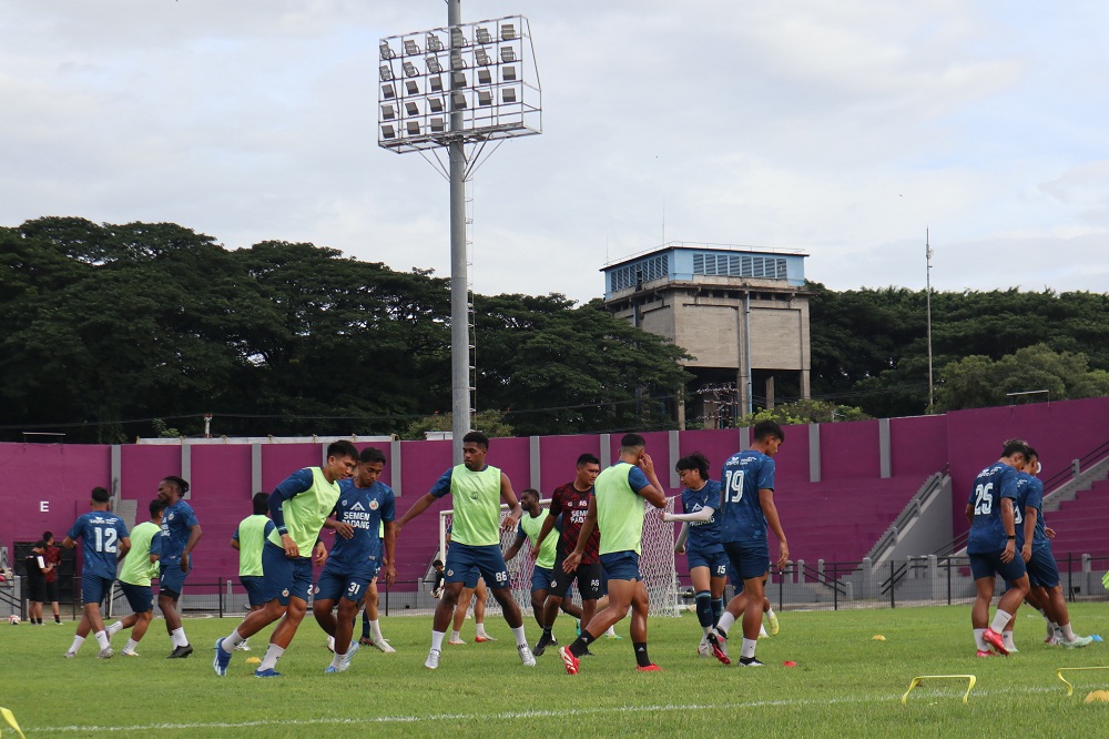 Semen Padang FC saat menjalani official training di Stadion Brawijaya pada Rabu (26/11) sore