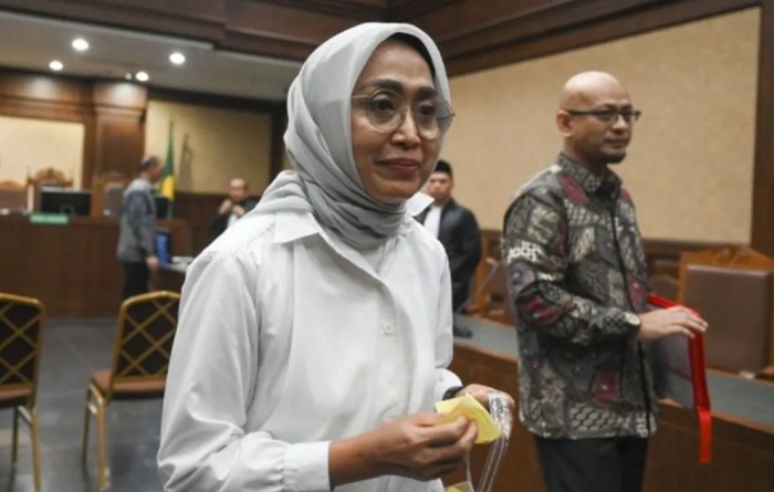 Terdakwa kasus dugaan korupsi di PT ASDP Indonesia Ferry, Ira Puspadewi  berjalan usai menjalani sidang pembacaan dakwaan di Pengadilan Tipikor, Jakarta (10/7/2025)