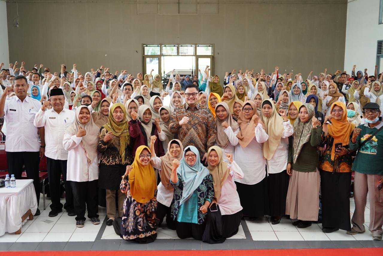 MEMAJUKAN PENDIDIKAN KEDIRI: Bupati Hanindhito Himawan Pramana (batik cokelat) bersama para guru di Kabupaten Kediri. Di masa kepemimpinannya, para guru non-PNS mendapat insentif untuk peningkatan kes