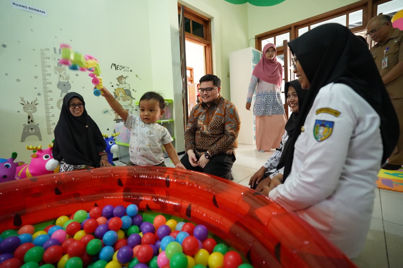 CERIA: Bupati Kediri Hanindhito Himawan Pramana melihat anak-anak bermain dengan gembira di Daycare Padmakara. Fasilitas pengasuhan itu disiapkan untuk anak-anak pegawai Pemkab Kediri.