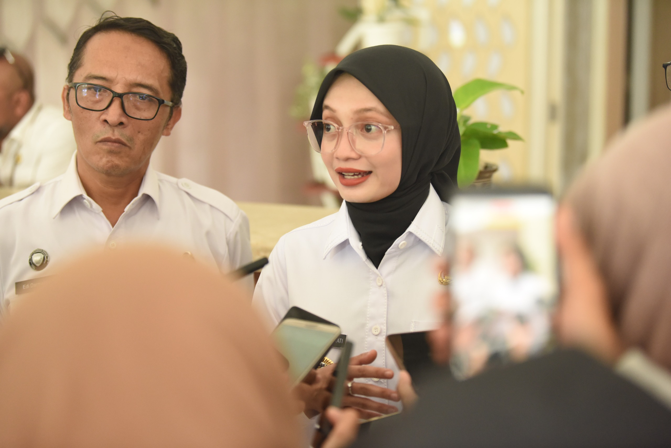 TEGAS: Wali Kota Kediri Vinanda Prameswati memberi keterangan kepada sejumlah wartawan usai penandatanganan IAC di halaman Balai Kota Kediri kemarin.