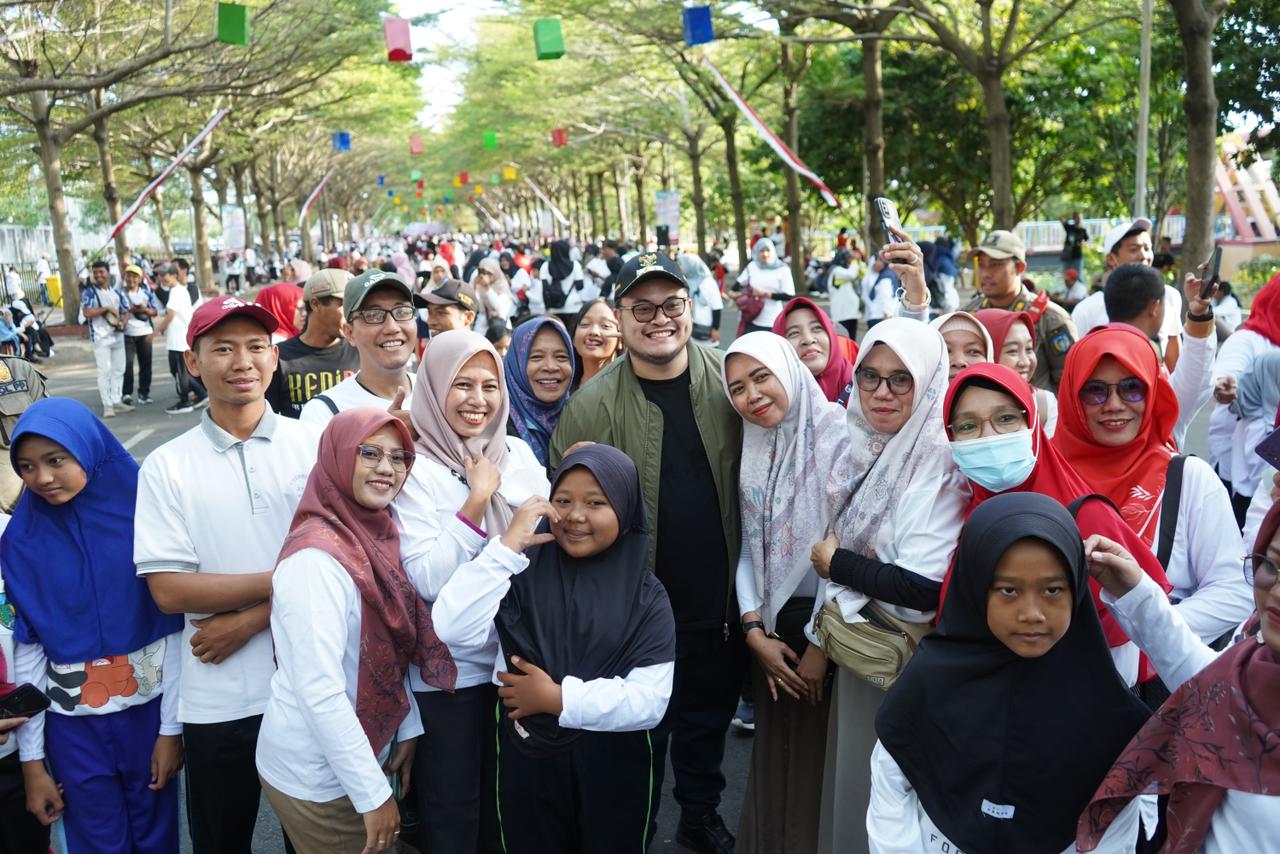 DUKUNG PENINGKATAN KESEJAHTERAAN: Mas Dhito (kaus hitam) bersama para guru yang mengikuti kegiatan di Taman Hijau Simpang Lima Gumul. Pemkab Kediri mengajak para guru bersinergi untuk peningkatan kual