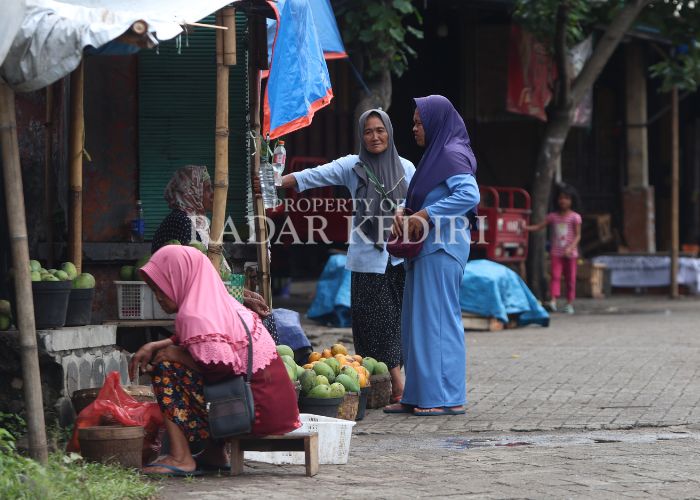 SIAP RELOKASI: Pedagang buah menunggu pembeli.