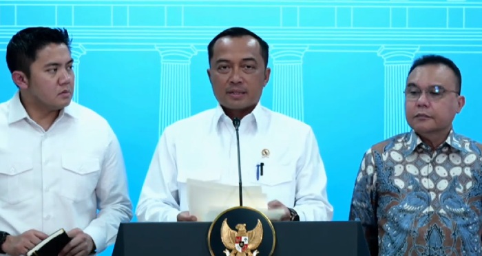 Mensesneg Prasetyo Hadi didampingi Menseskab dan Wakil Ketua DPR Syufri Dasco, memberi keterangan pers tentang rehabilitasi hukum kasus ASDP