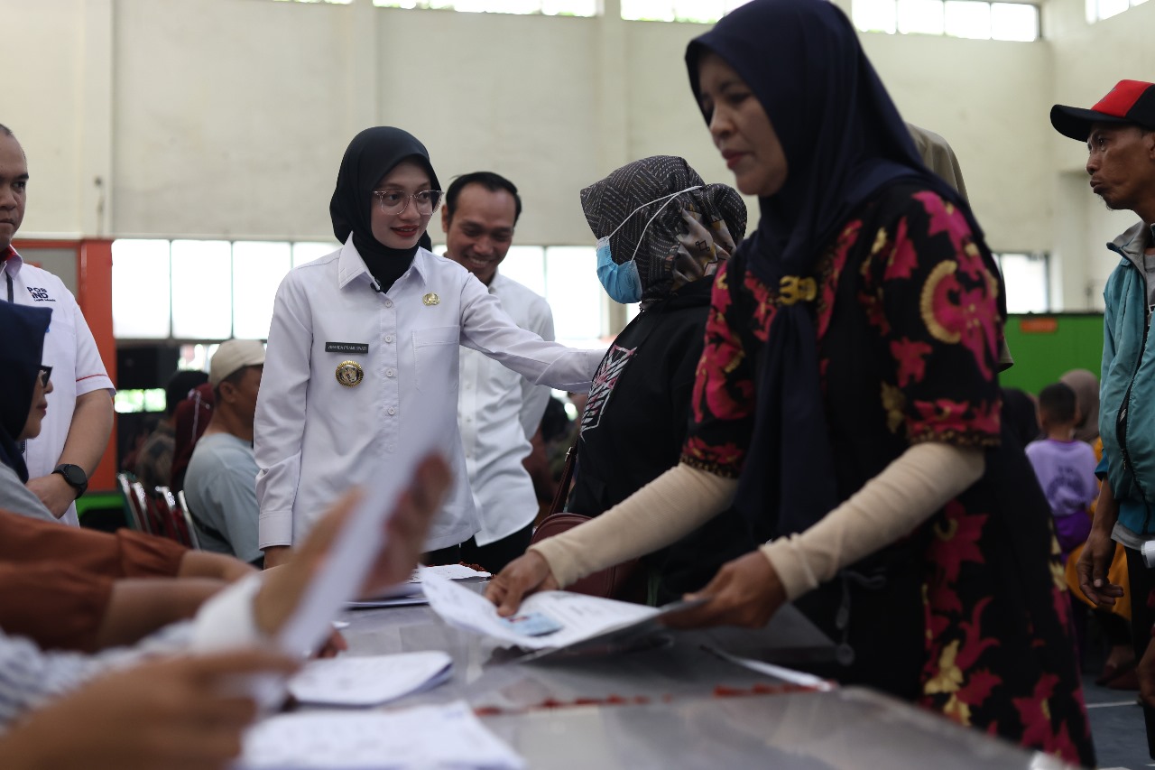 Wali Kota Kediri Vinanda Prameswati (kemeja putih) berbincang dengan para penerima BLTS di Kantor Pos Kediri kemarin pagi (26/11).