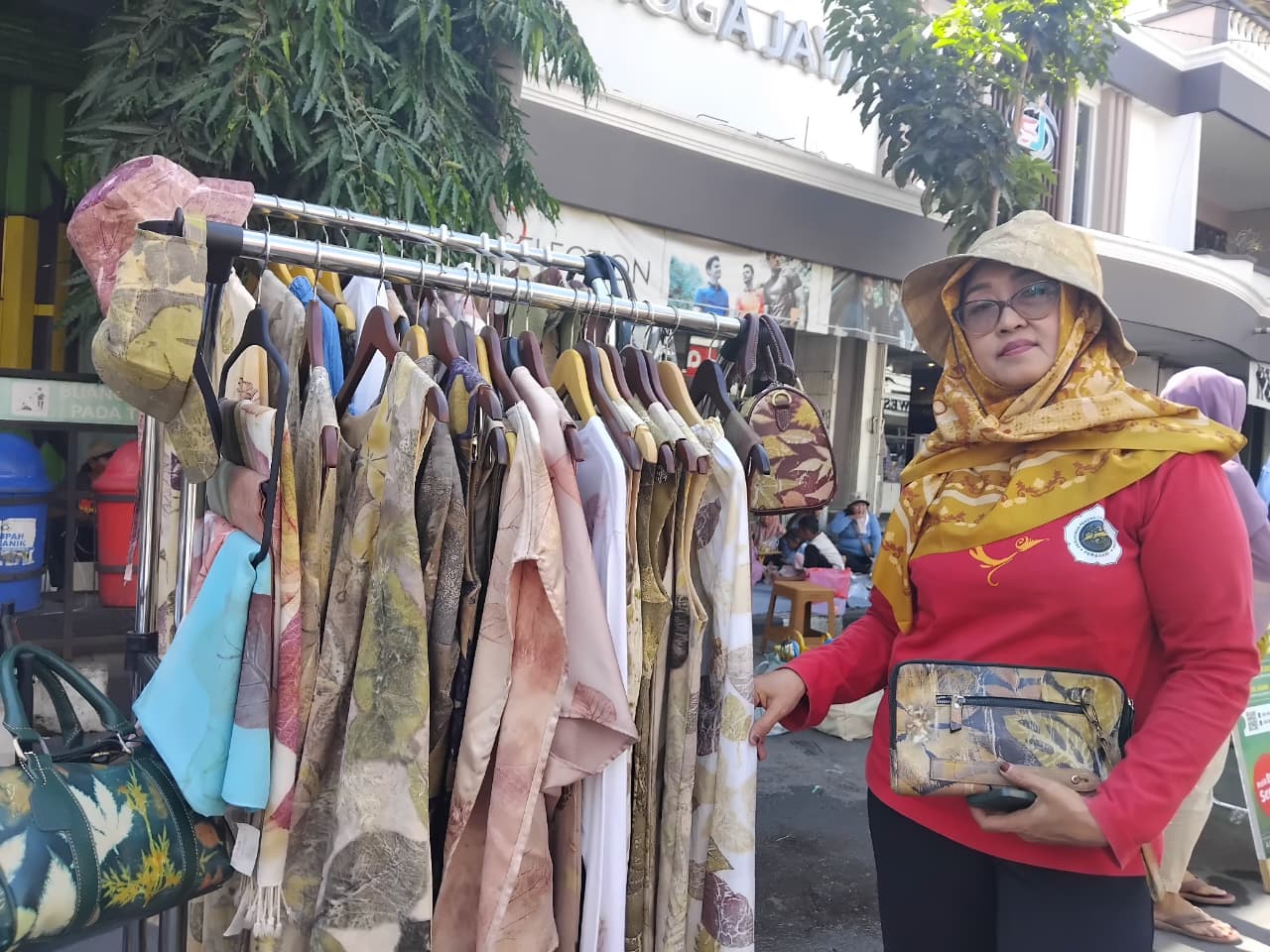 Sri Ayuni menunjukkan berbagai jenis kreasi topi dan baju berbahan batik ecoprint buatannya.