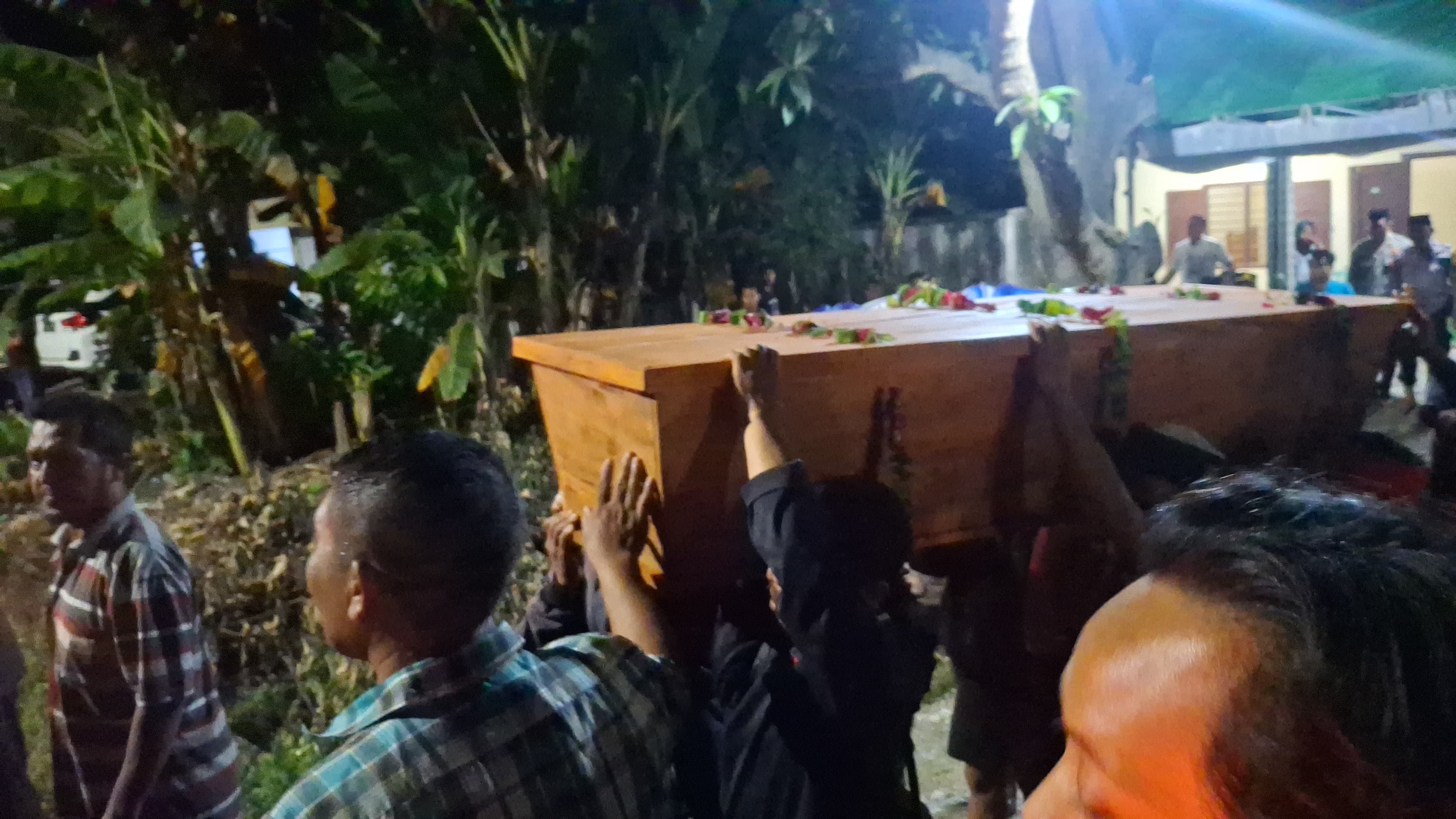 Prosesi pemakaman korban.