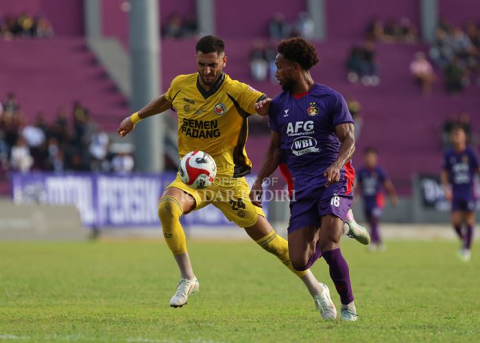 Persik Kediri vs Semen Padang FC.