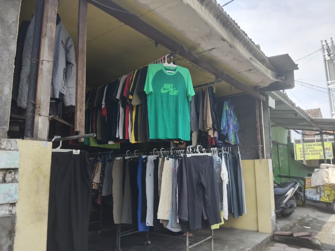 kios baju bekas di area Pasar Gombek Gringging (Diana Yunita Sari)