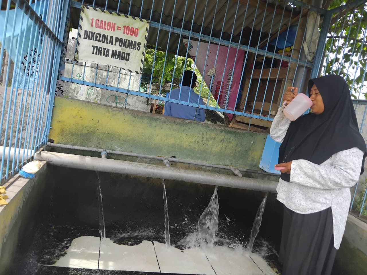 Warga meminum air dari pompa Pamsimas Desa Maduretno (Diana Yunita Sari)