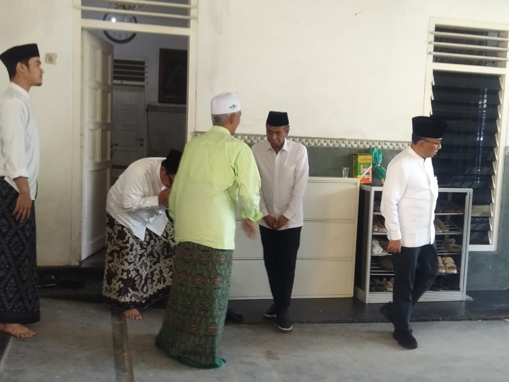 Gus Yahya usai bersilaturahmi ke kediaman pengasuh Ponpes Lirboyo Kediri.