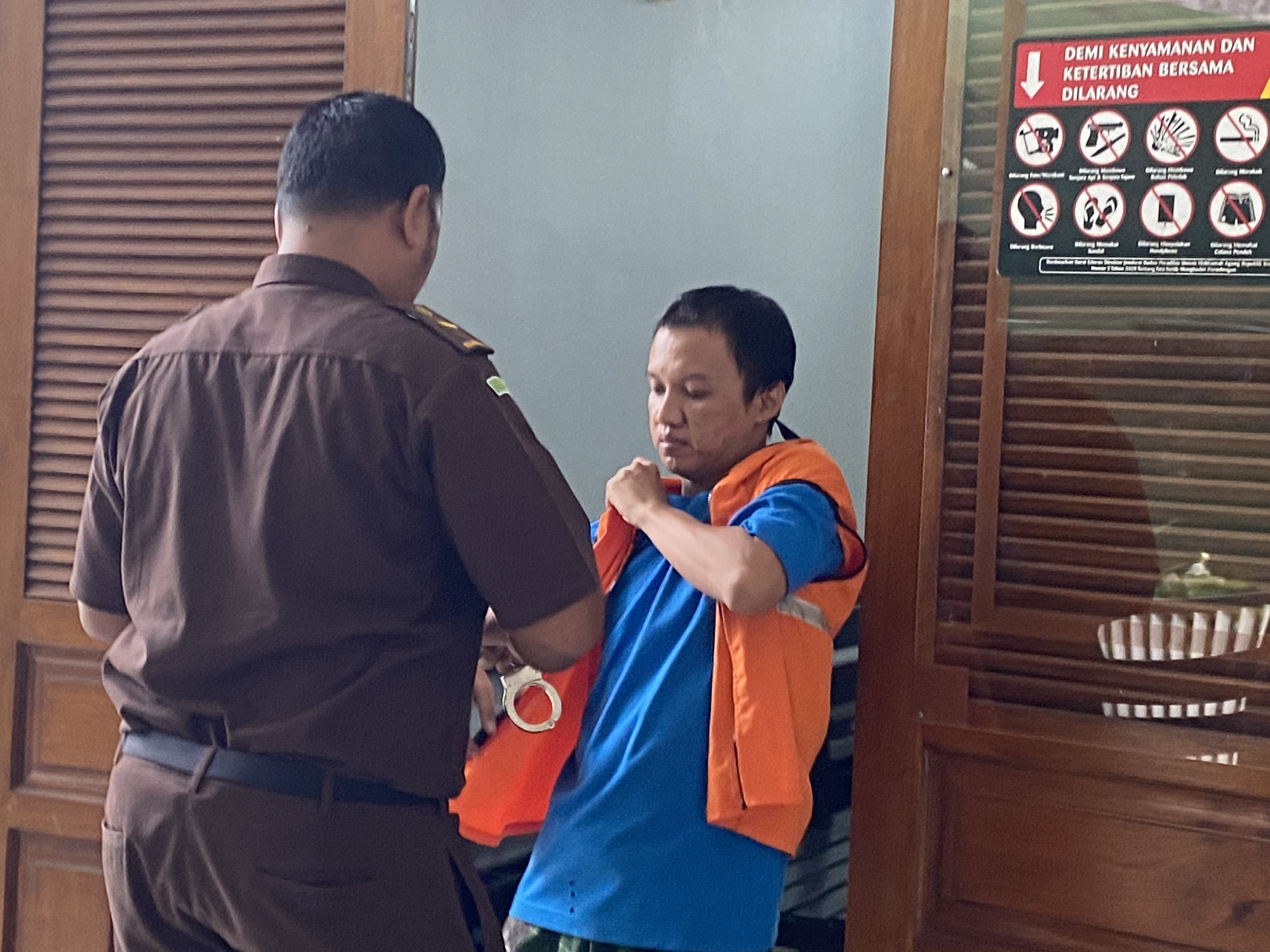TIDAK JERA: Gentong keluar dari ruang sidang Candra PN Kediri