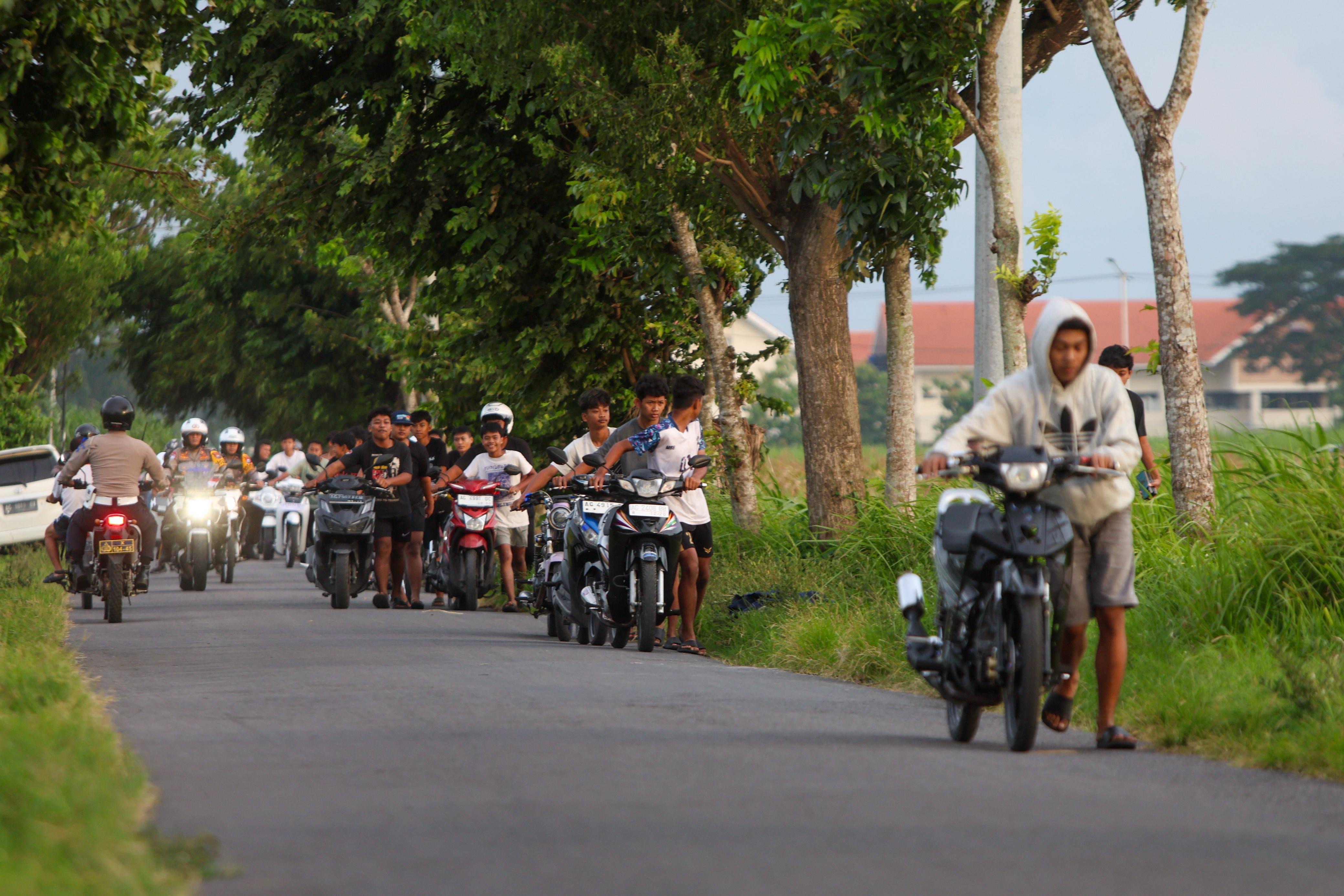 EFEK JERA: Pelaku balap liar menuntun sepeda motor hingga ke Mako Satlantas Polres Kediri Kota.