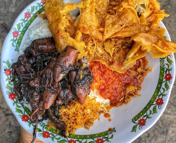 Nasi Cumi Pasar Atom, kuliner legendaris dengan cumi hitam yang khas