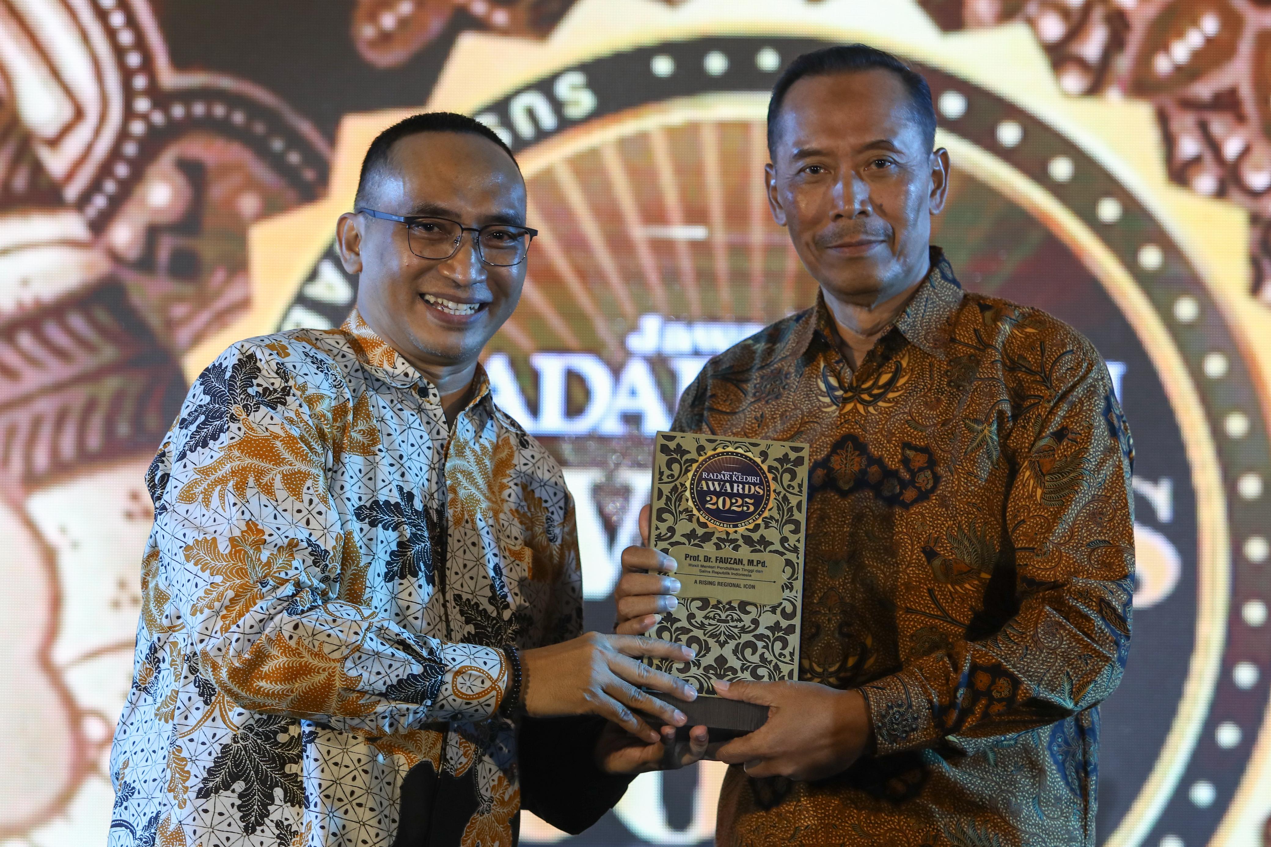 Direktur JP Radar Kediri Kurniawan Muhammad memberikan piala Radar Kediri Awards 2025 kepada Wamen Diktisaintek Prof. Fauzan.
