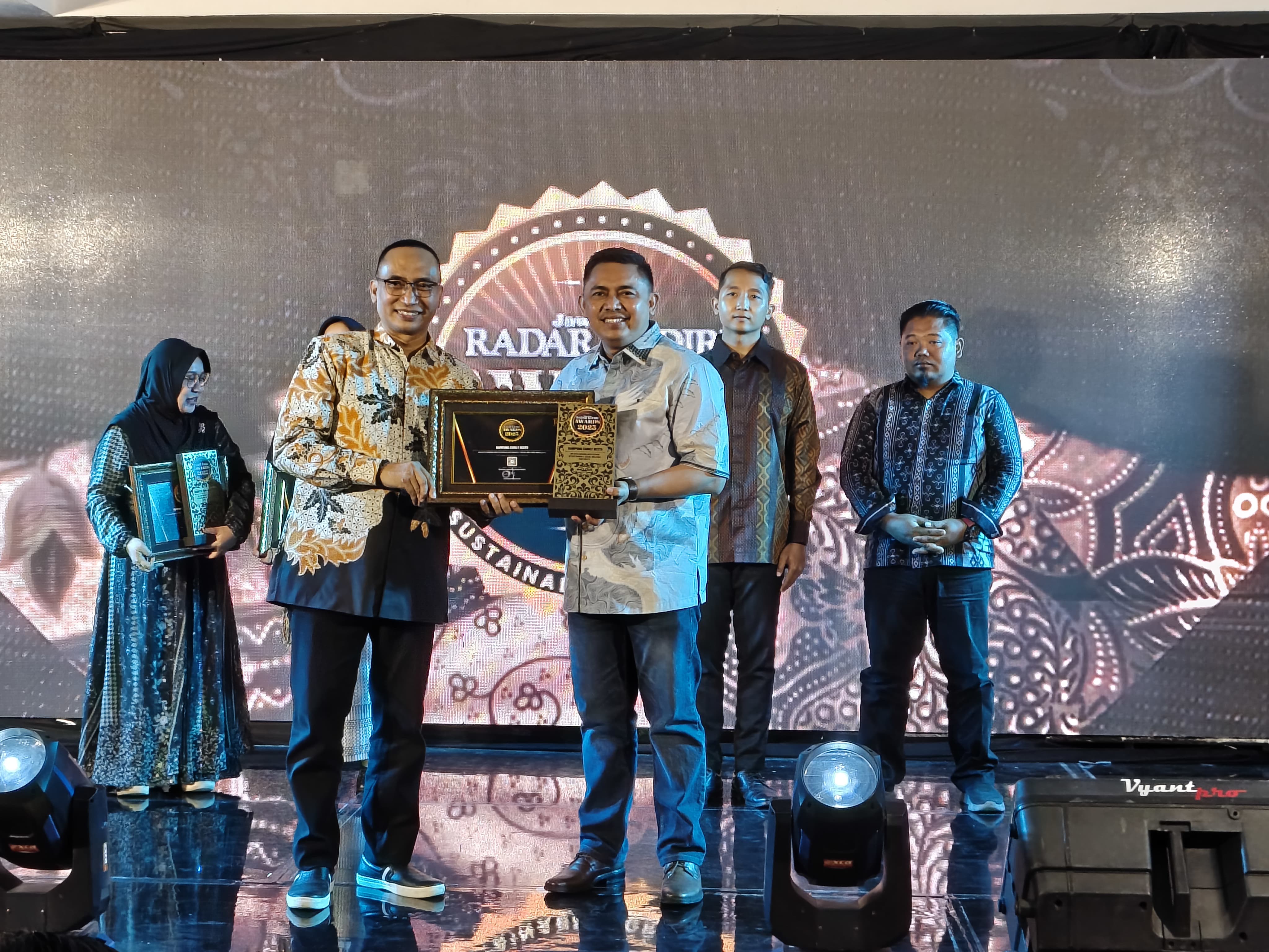 Rofii Mukhlis saat menerima Radar Kediri Awards 2025.