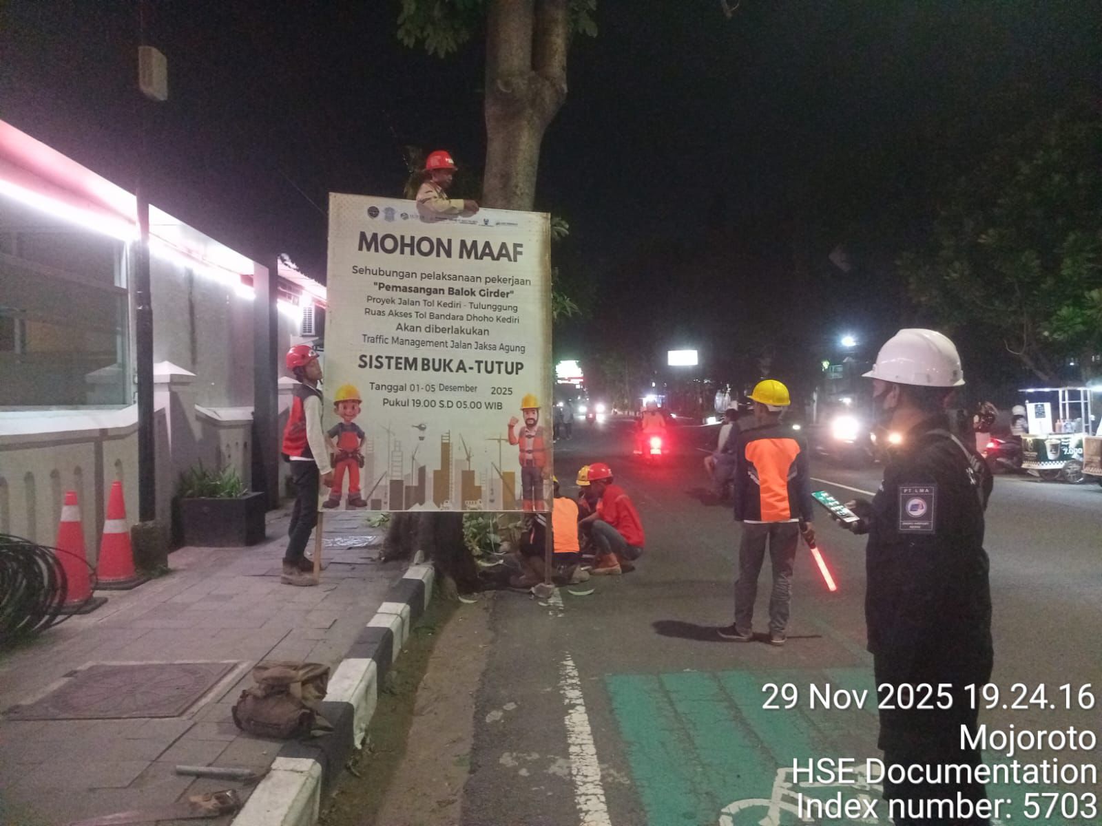 Buka-tutup jalan JA Suprapto Kota Kediri.