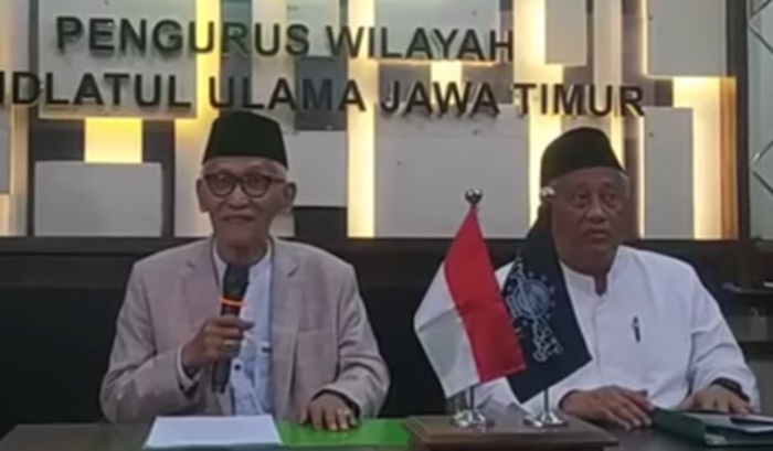 Rois Aam PBNU KH Miftahul Ahyar memberi penegasan kepada media tentang penonaktifa KH Yahya Cholil dari PBNU di Kantor PWNU Jatim, 29/11.2025