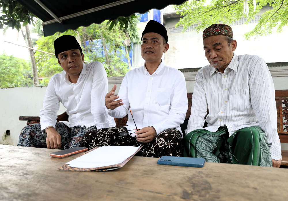 Gus Muid (tengah) didampingi Gus Kautsar (kiri) dan Gus Athoillah Anwar saat menyampaikan hasil pertemuan forum sesepuh NU di Pondok Pesantren Al Falah Ploso, Mojo, kemarin.